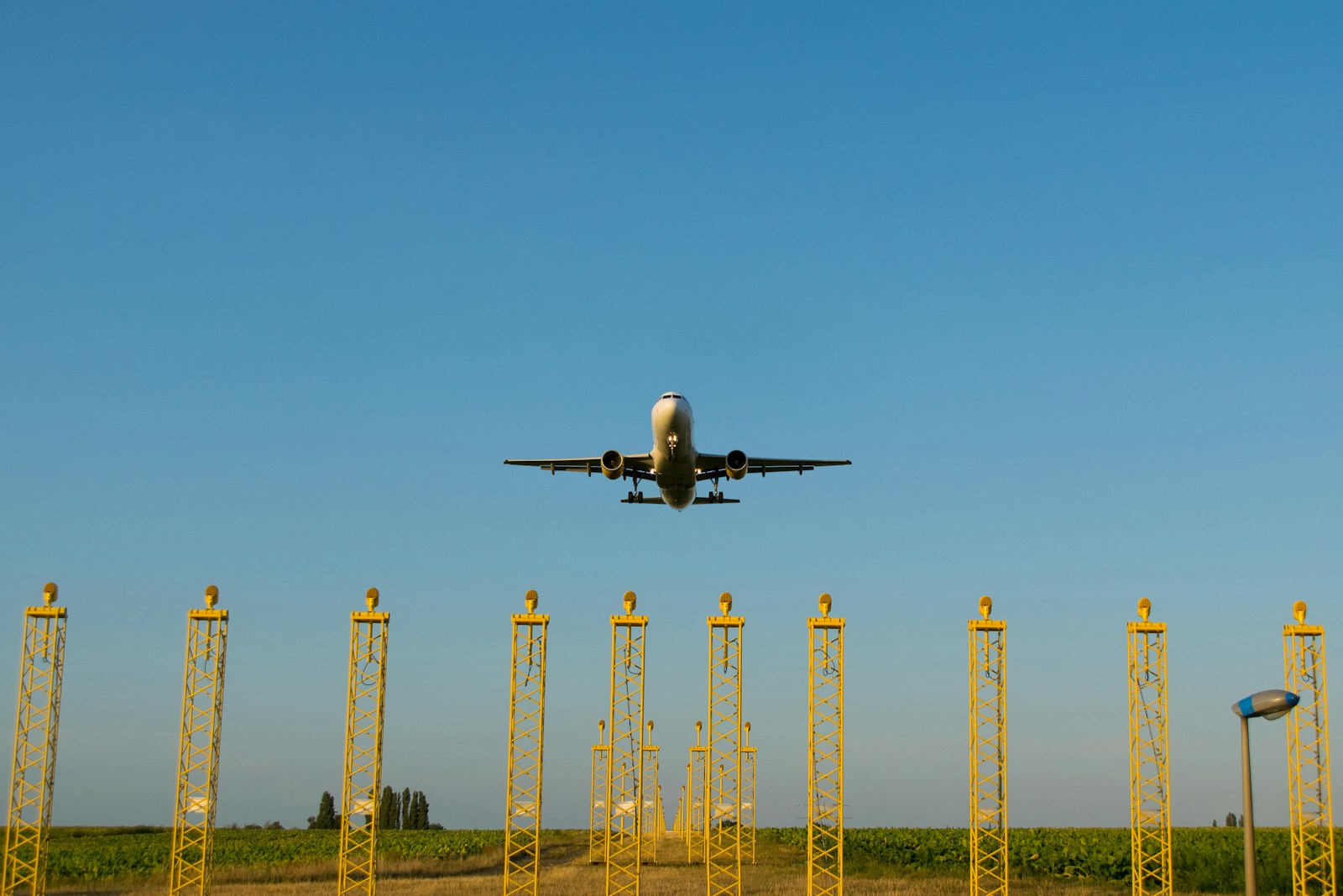 shallow focus photo of gray airplane